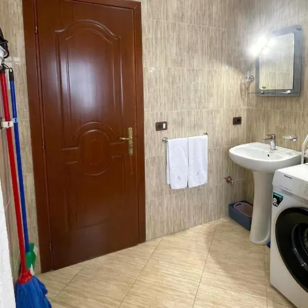 2 Bed Sleeps 4 With Free Parking * Durrës