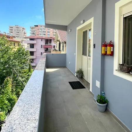 2 Bed Sleeps 4 With Free Parking *