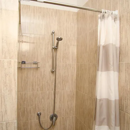 2 Bed Sleeps 4 With Free Parking