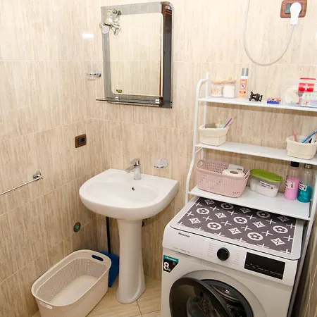 2 Bed Sleeps 4 With Free Parking * Durrës