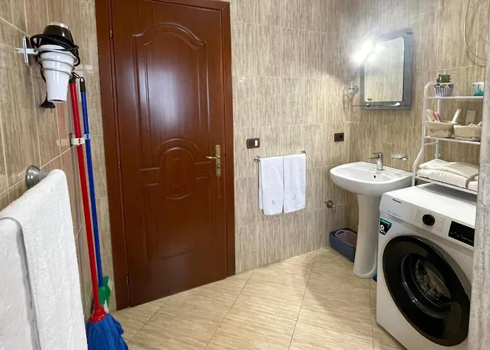 2 Bed Sleeps 4 With Free Parking * Durrës