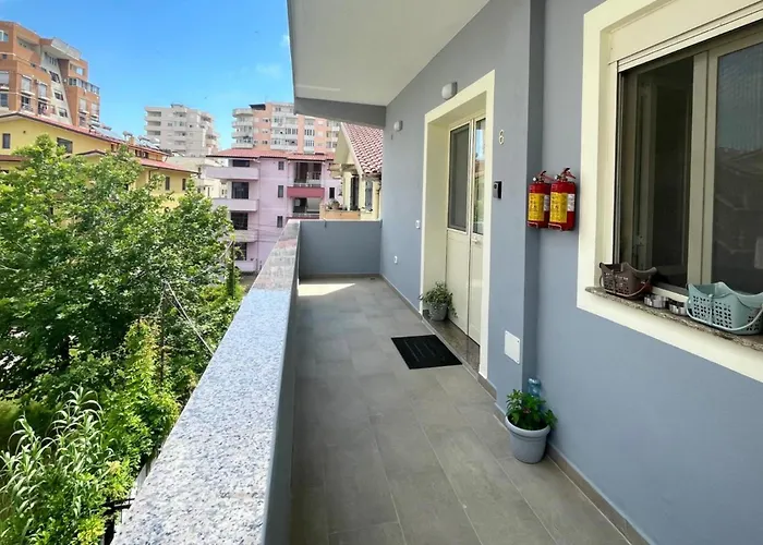 2 Bed Sleeps 4 With Free Parking *